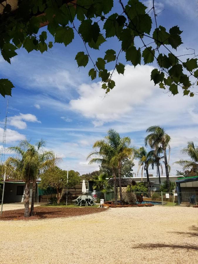 Glossop Motel Winkie Esterno foto